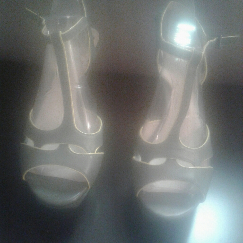 Vince Camuto  - T-strap ankle strap, platform heel